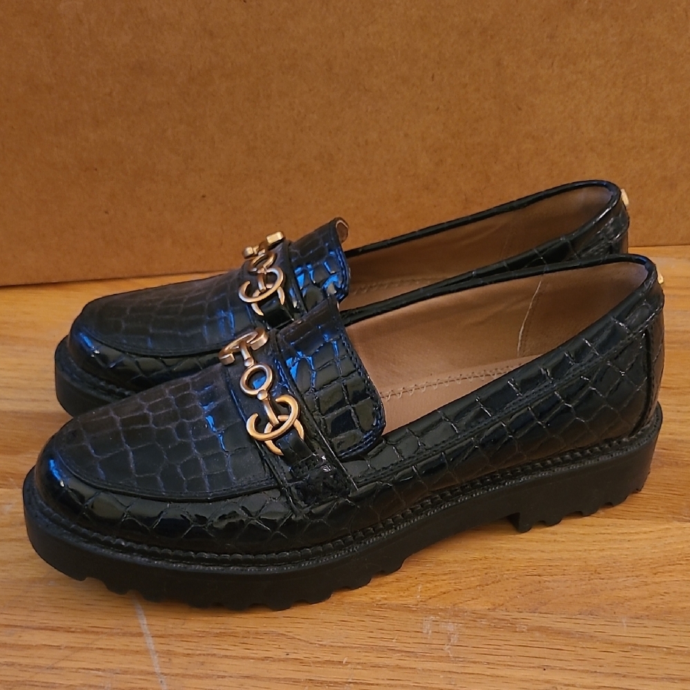 Chic Black Croc-Embossed Loafers with Gold Detail - Picture 2 of 7